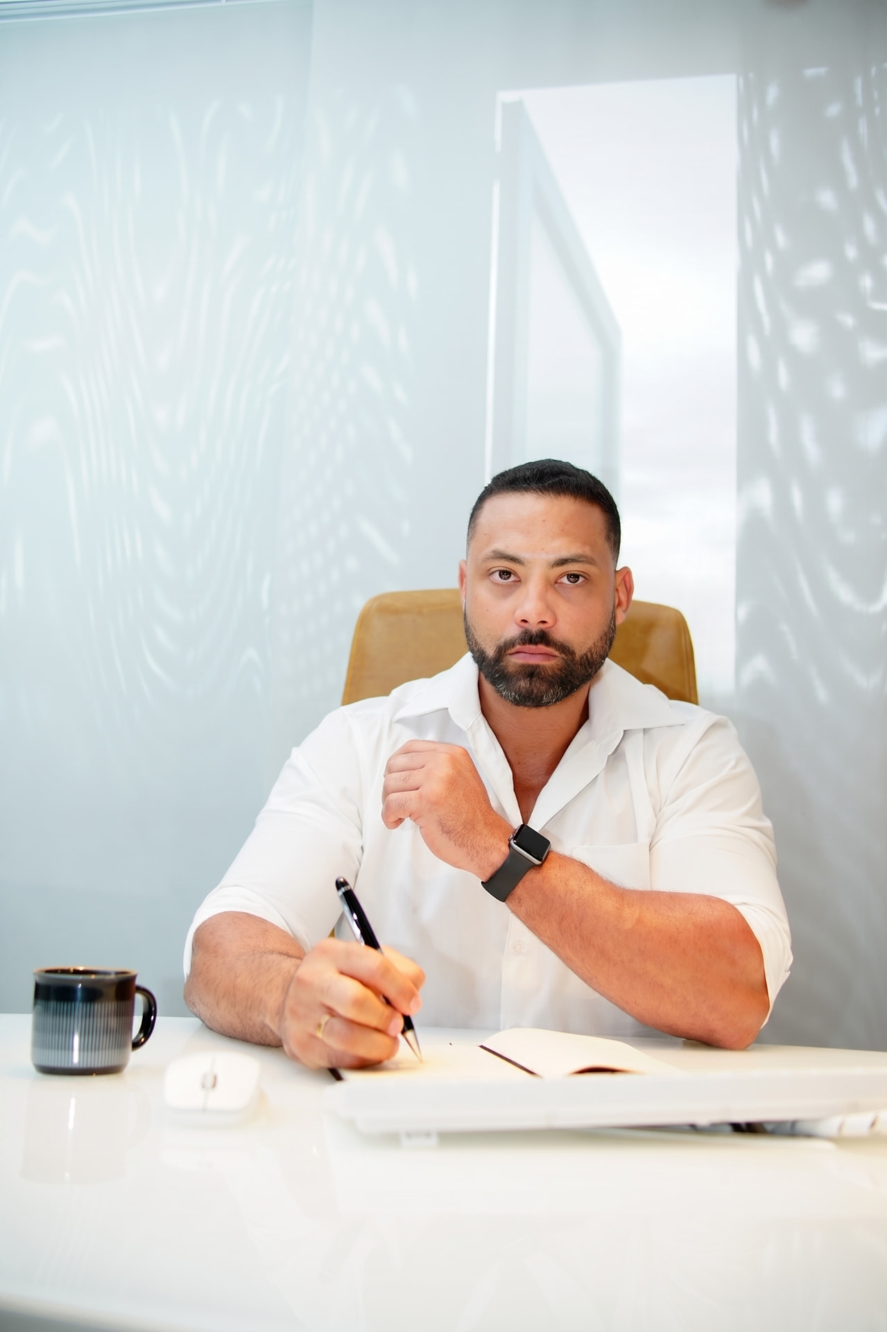Thiago Carvalho, arquiteto, em sua mesa de trabalho no estúdio