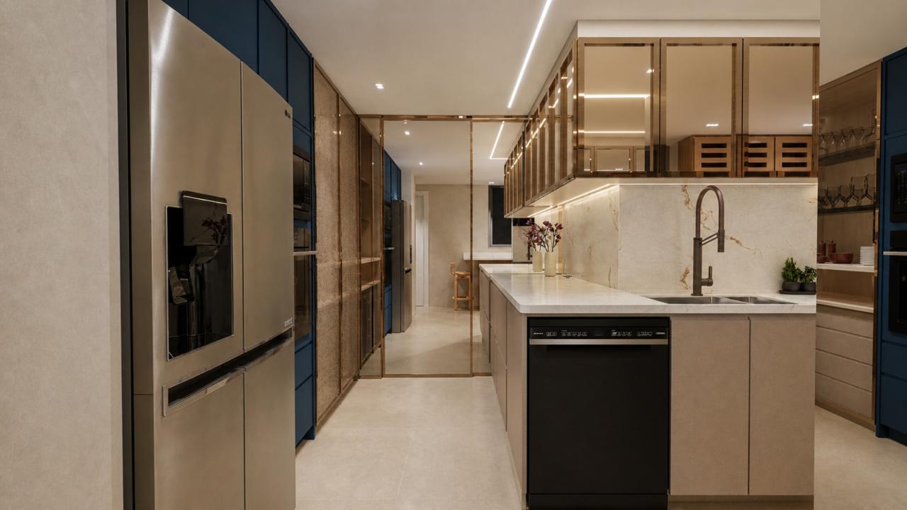 Cozinha e copa — marcenaria azul profundo, vidro bronze e bancada em mármore