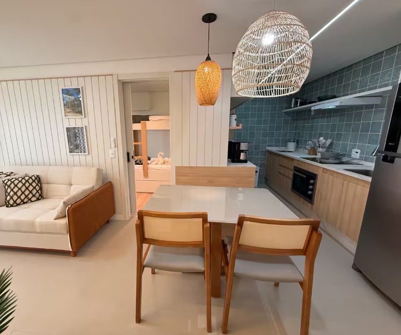 Sala de jantar — luminárias de fibras naturais e integração visual com a cozinha