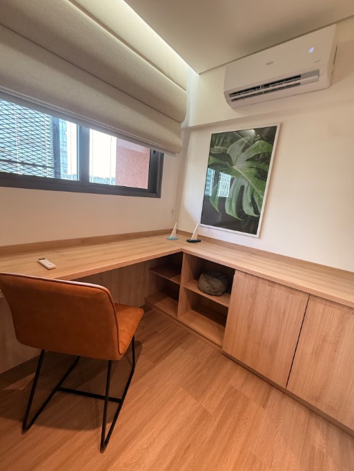 Home office — bancada contínua em madeira, iluminação natural e marcenaria sob medida